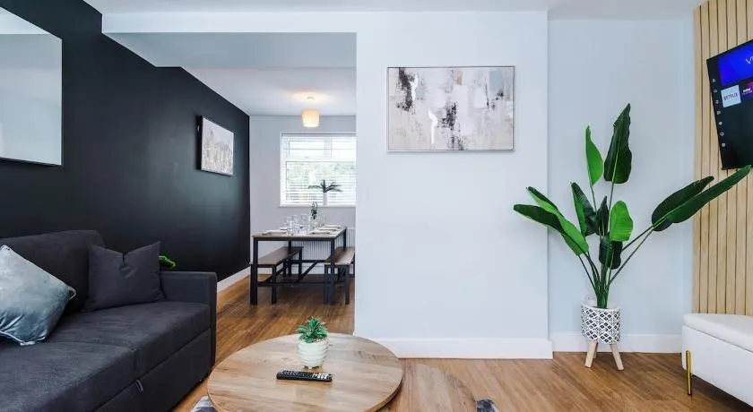 3 BDR House By Eason Stays Short Wythenshawe - Image 1