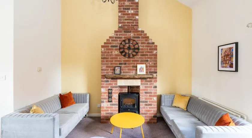 20 Hazelnut Grove Spacious Contemporary 2-Bed House in York - Pass the Keys - Image 1