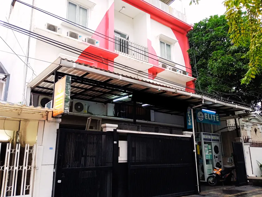 RedDoorz near Neo Soho Mall Jakarta - Image 1