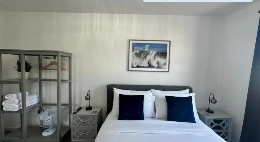 COASTAL RETREAT Town Centre Entire Property, Very Close to Sea & Restaurants, 2 King Size Beds - Image 1