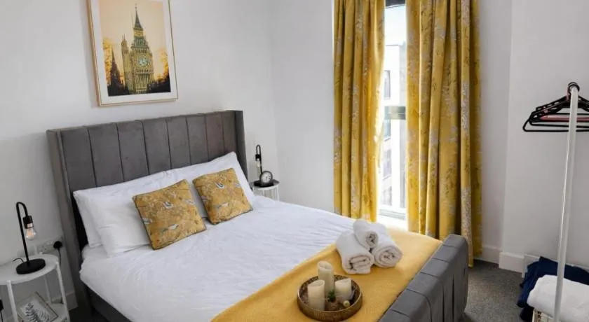 Luxe 1BR Apartment with Balcony - Free Parking - Image 1
