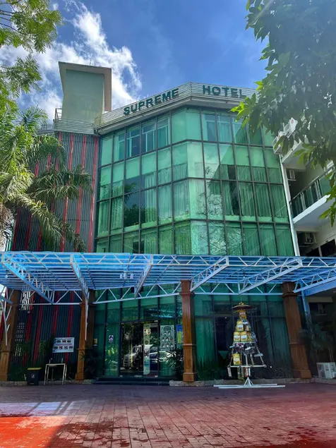 Supreme Hotel - Image 1