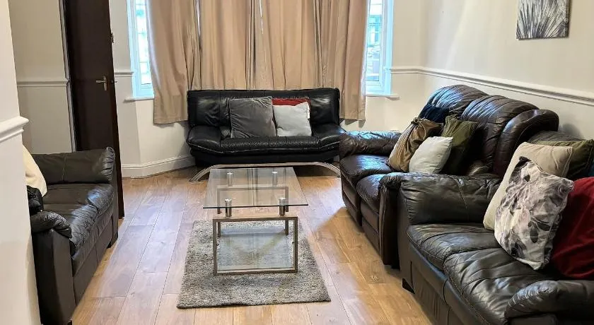 London Luxury 5 Bedroom House 2 min walk to the Tube Station - Image 1