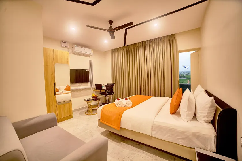 Gateway Transit Hotel - Image 1