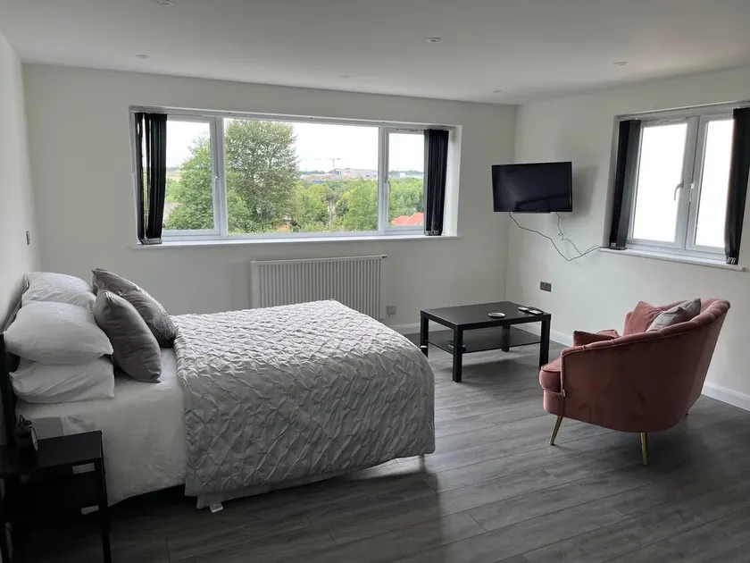 Studio apartment in Harefield - Image 1