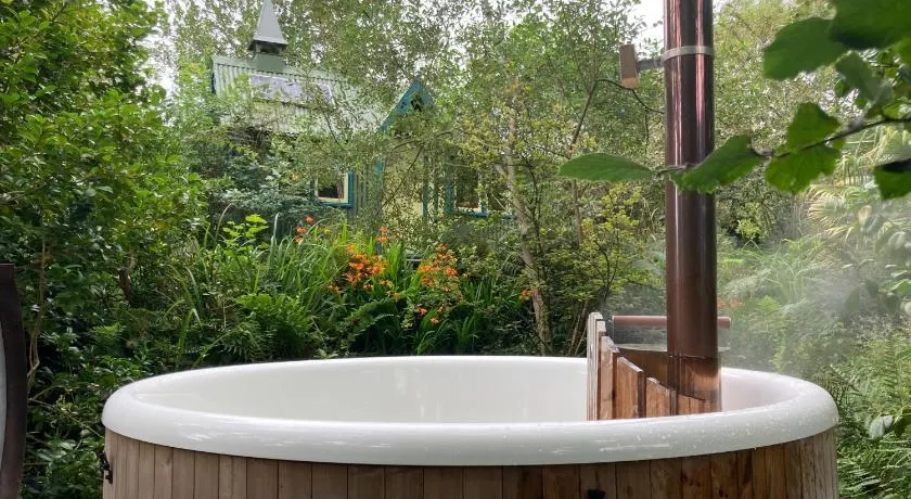 Magical Tabernacle in a Beautiful Setting with Hot Tub - Image 1