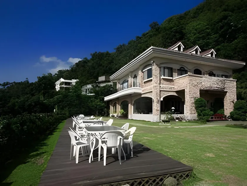 Cloudtop Landscape Hotel - Image 1