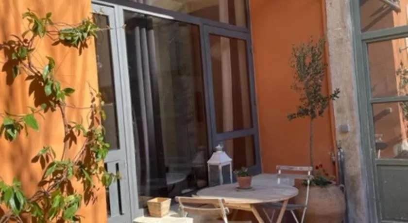 Belle suite au coeur de ville petit déjeuner jardin et bassin - Image 1