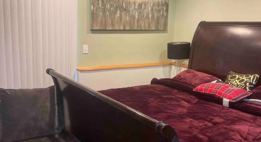 Guest Room - Image 1