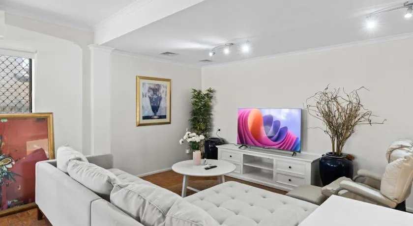 Sunny Stay 4BR with Pool in Prime Location - Image 1