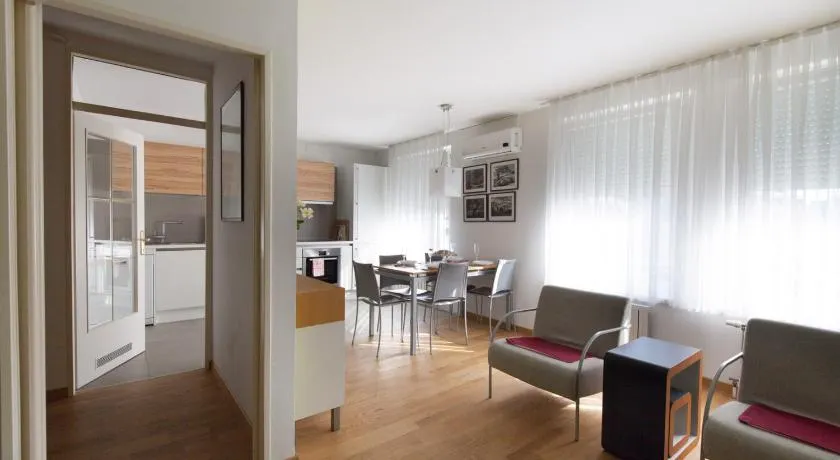 Eva Tour As / Moderno appartamento 2BR in centro, garage gratuito, WiFi e aria condizionata - Image 1