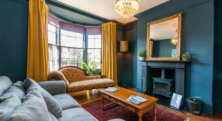 Opulent Georgian townhouse overlooking Spencer Square - Image 1