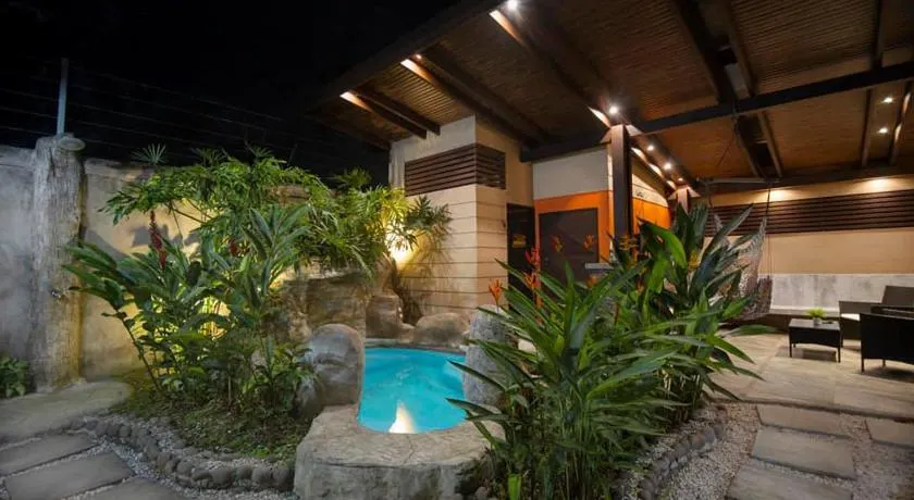Elegant Villa in La Fortuna with spacious backyard plus very private pool & parking - Image 1