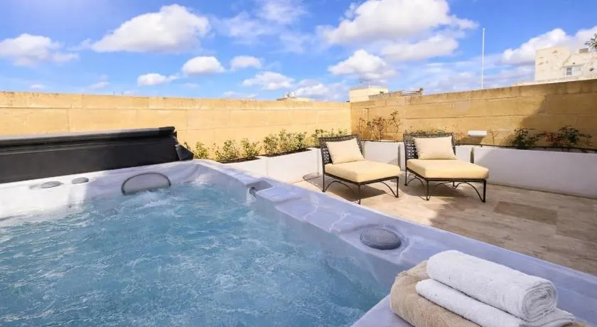 Valletta City Vibes Top Floor with jacuzzi - Image 1