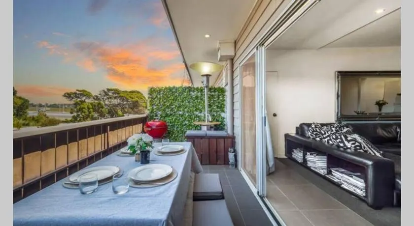 Modern 3 bedroom apartment, beach, surf & shops - Image 1