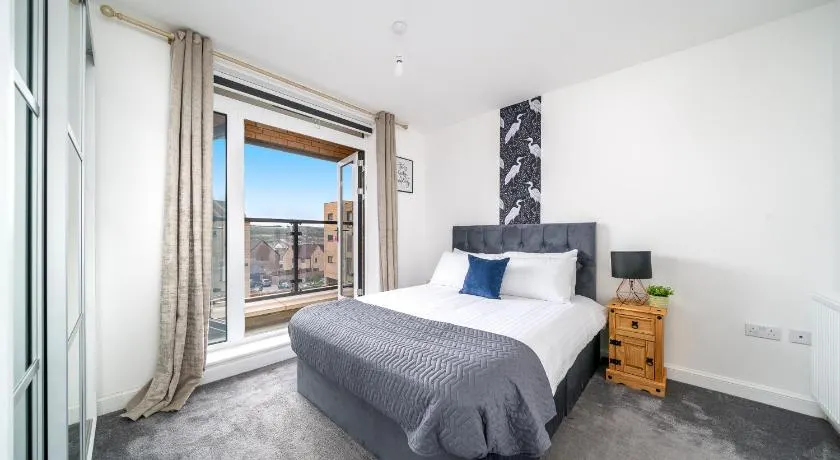 Modern Six Bed House With Private Garden, Balcony & Parking in Dartford Near Bluewater & Transport Links, Ideal for Families, Contractors and Long Stays - Image 1