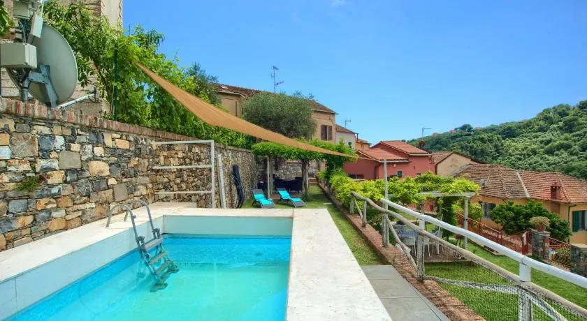 casa con mini piscina, giardino e area giochi per bambini - Image 1