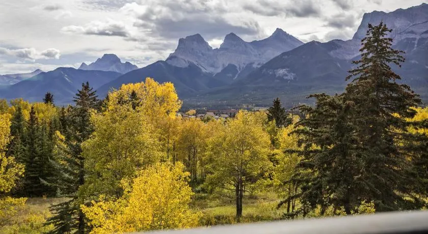 New! Golden Escape with Mountain Views! - Image 1