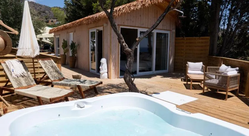 Luxury Boutique Jacuzzi Chalet - Image 1
