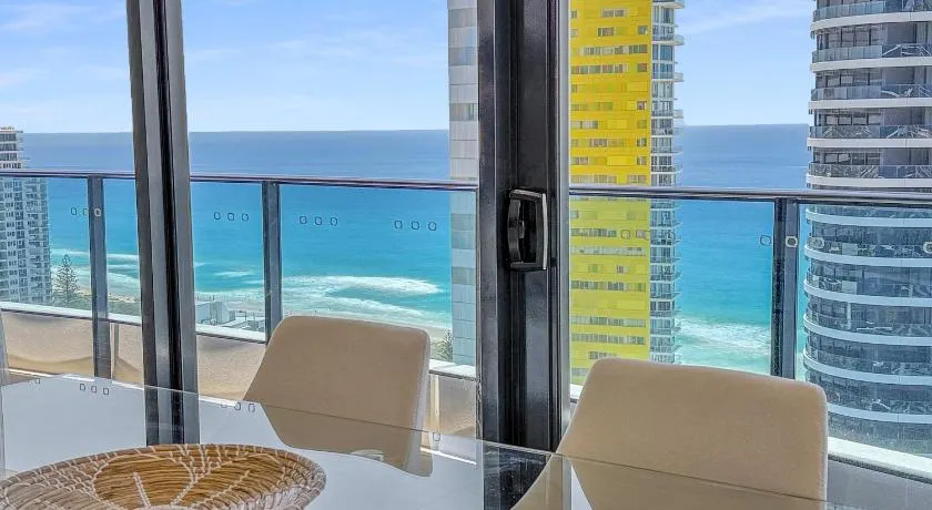 Level 30 Oracle Tower 2 Stunning views and free parking - GC Getaways - Image 1