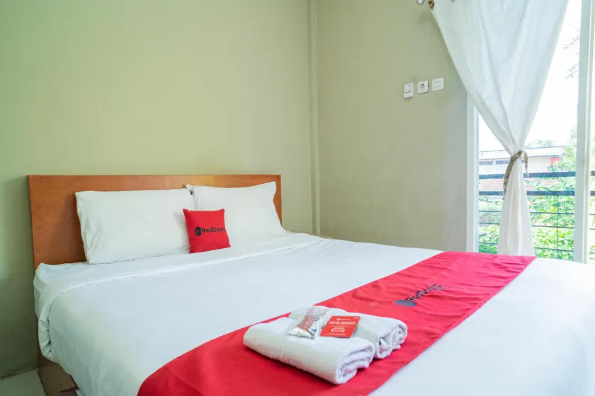 RedDoorz Plus Syariah At Lotus Hotel Bojonegoro - Image 1