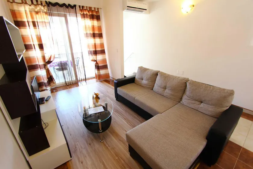 NEILY Three-Bedroom Apartment - Image 1