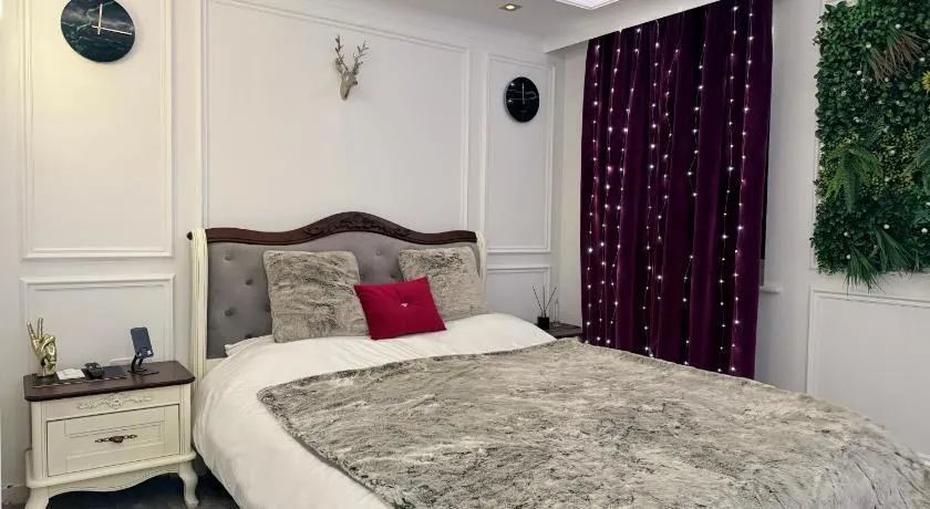 Private Bedroom in Unique Luxury House, Salford, Manchester - Image 1