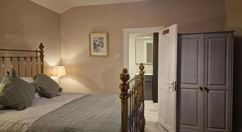 The Bean Apartment - double bedroom with private bathroom - Image 1