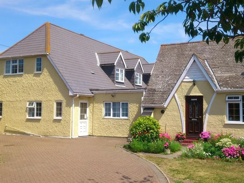 The Lodge Guest House - Image 1