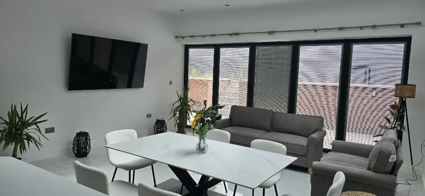 SAV Stays 5 Bedroom Large Family home Birstall, Leicester - Image 1