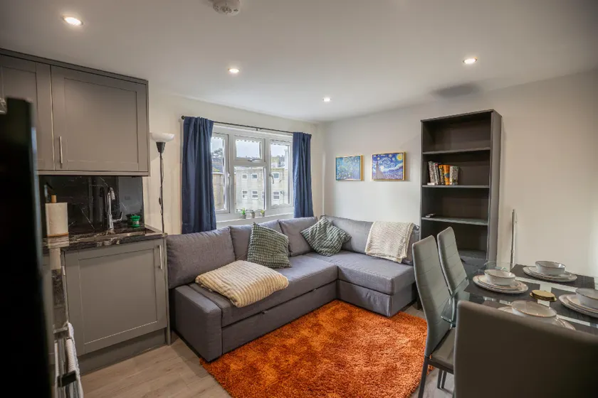 Cozy 2 Bed Flat in Town Centre - Image 1