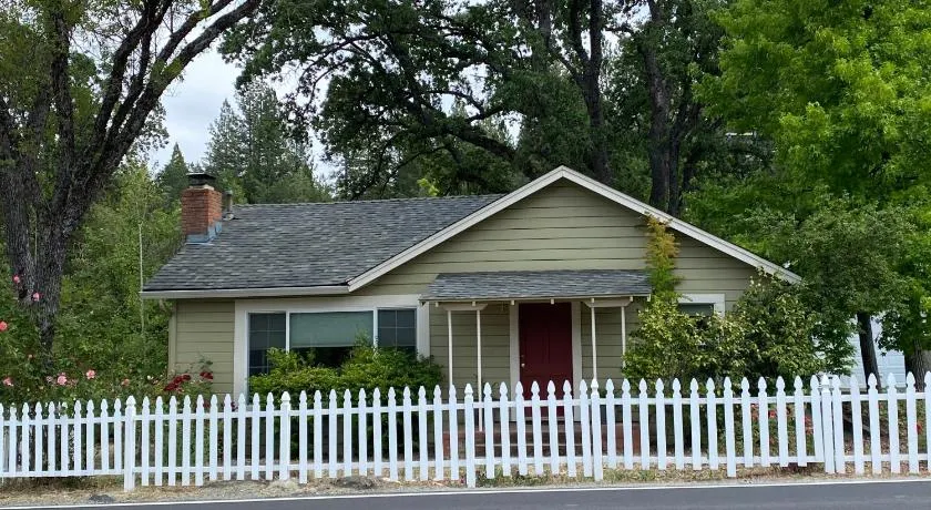 Vans Yosemite Garden Cottage - Image 1