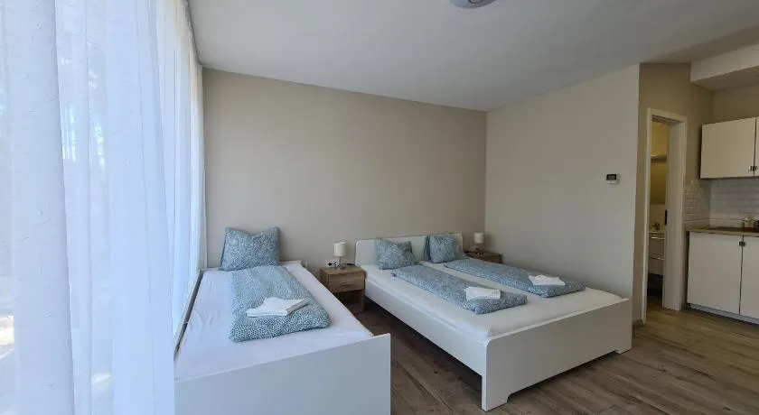 Öt Fenyő Apartmanház - Image 1