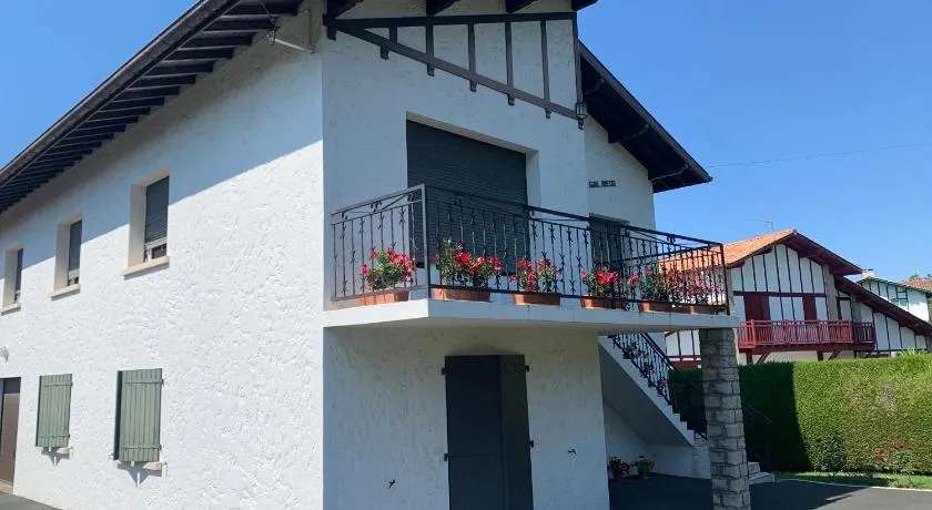 A louer appartement en rez de chaussee dans une maison - Image 1