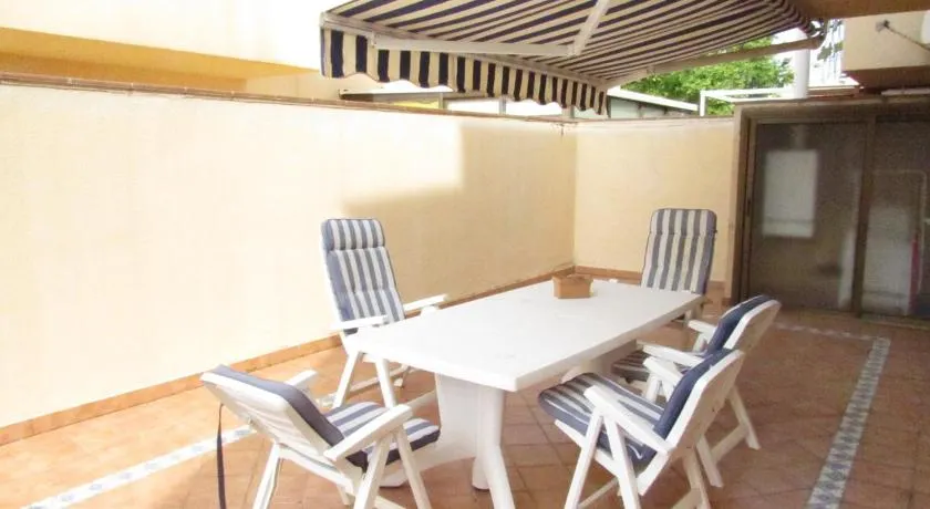 Saromar I Apartament amb gran terrassa, per 6 persones a 5 minuts de la Platja Gran - Image 1