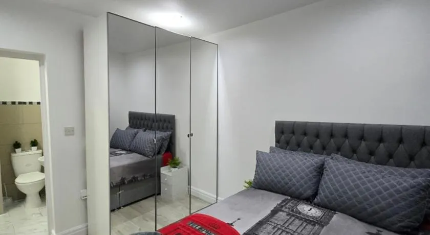 Luxury One Bedroom En-suite with Free Parking - Image 1
