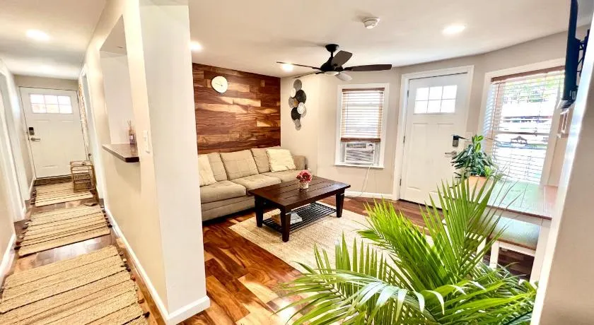 Entire Lovely 3 Bedroom, 2 Bathroom Apartment! 1 Block to the Beach and Boardwalk! - Image 1