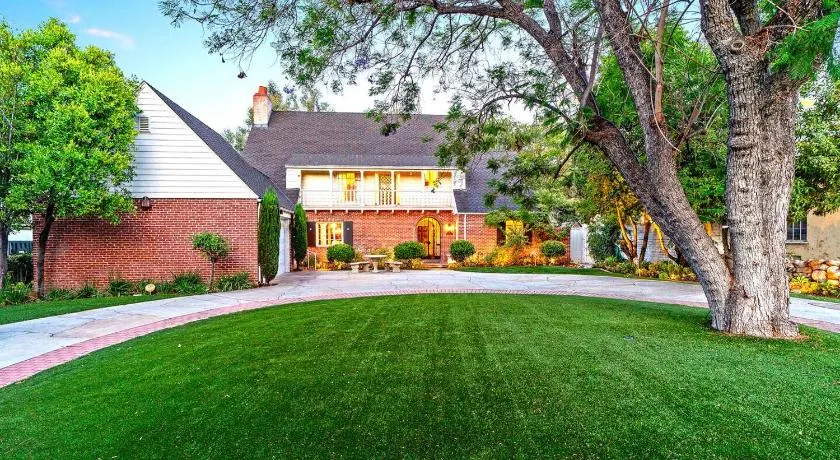 Stunning Rose Bowl Mansion 5 Minutes Walk! - Image 1