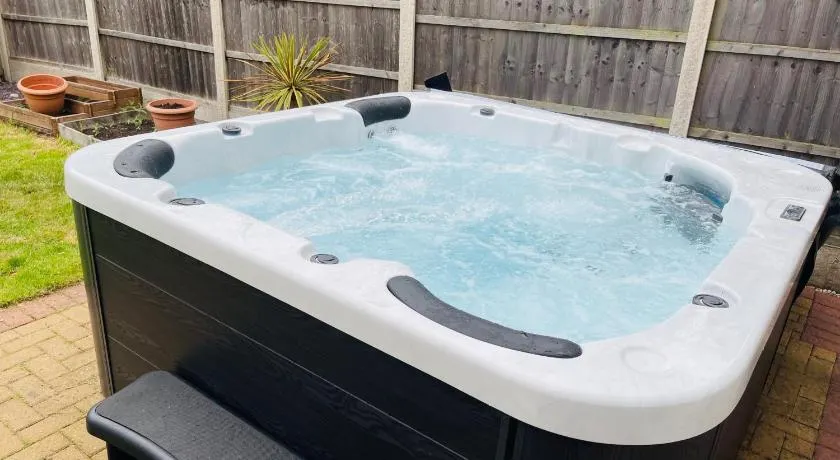 4 Bed House With Hot Tub and Games Room in Derby! - Image 1