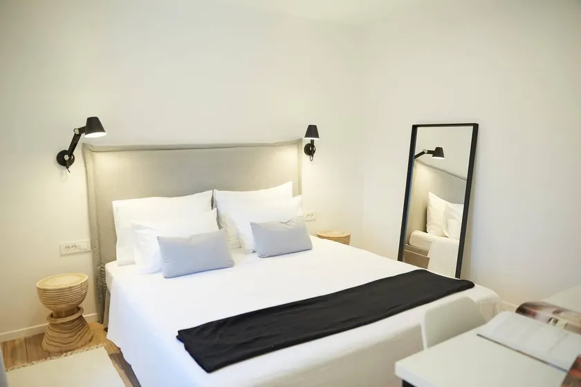 Modern Studio Apartment with Sea View - Image 1