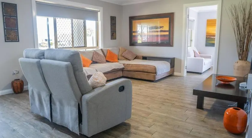 Stays with Ripley 3 min to hospital and beach Pet friendly - Image 1