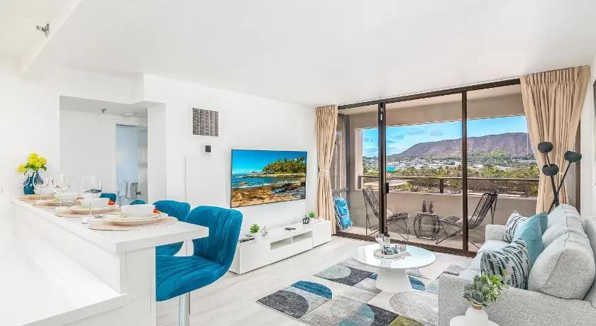 Newly Renovated 2 Bedroom Condo, 1 Block to Waikiki Beach, Free Parking - Image 1