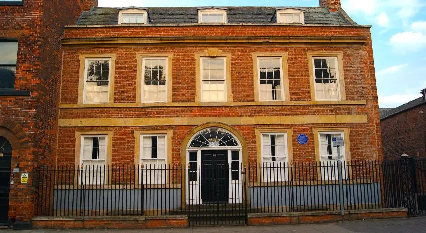 2 Bedroom Apartment - Free Parking - Image 1