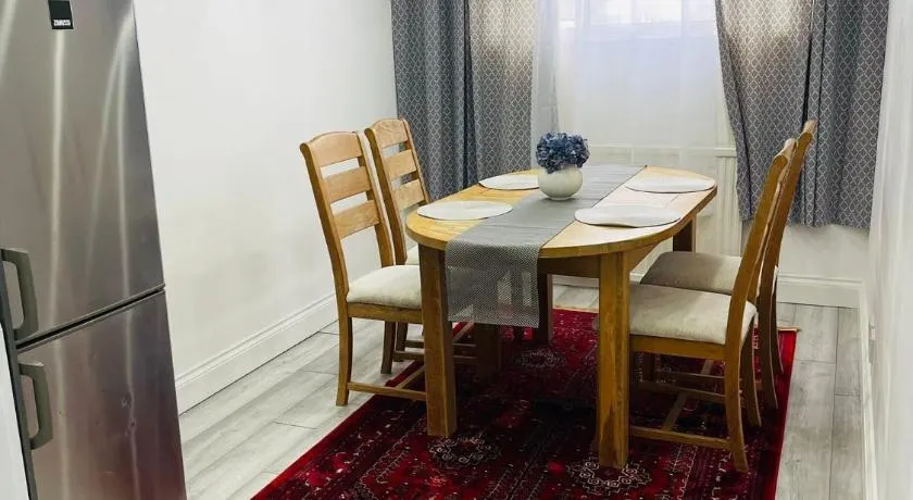 Elegant home near HeathrowAirport fast city access free parking and WiFi - Image 1