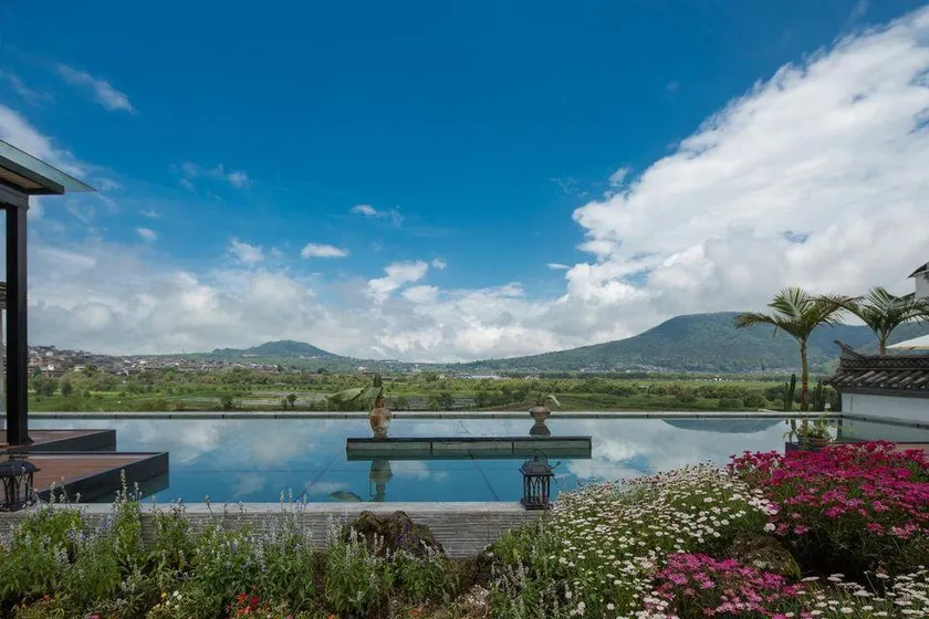 Jibian Jiyi Panoramic Hot Spring Inn - Image 1