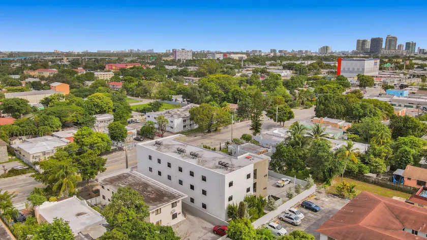  Renzzi Wynwood Apartments - Image 1