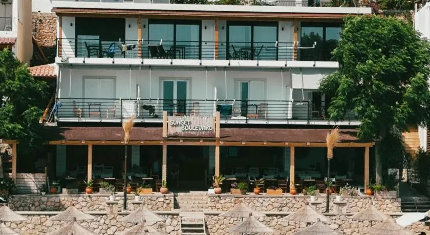 Sunset Boulevard Beach Hotel - Image 1