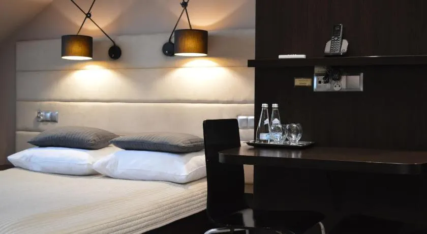 Dark Pub Hotelik - Image 1