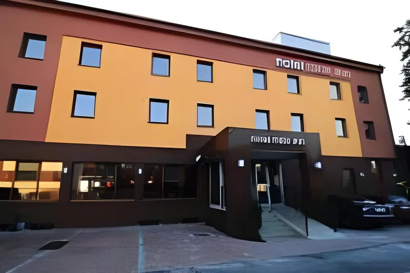 Hotel Max Inn - Image 1