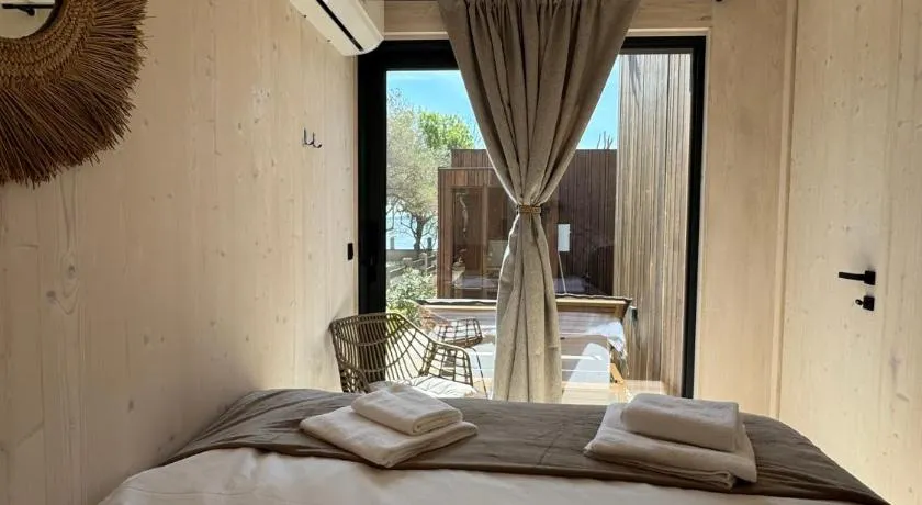Exclusive Wellness House with Jacuzzi and Sauna, 10 Gardens - Image 1